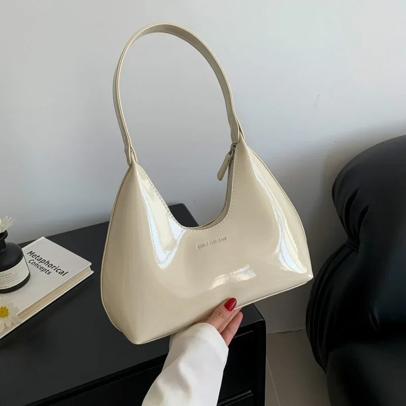 Vera™ – Elegancka bordowa torebka na ramię z lakierowanym wykończeniem