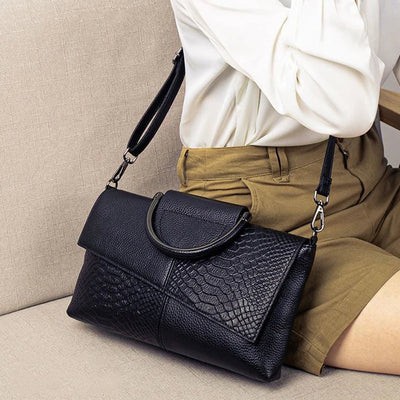 Celine™ - Elegancka czarna torebka o skórzanym wykończeniu